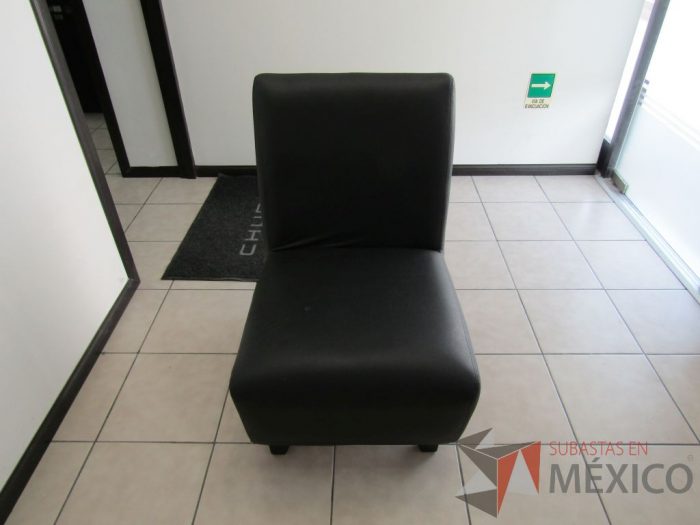 Lote 004 - 2 Sillones de una plaza tipo piel color negro. - Imagen 3