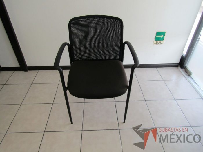 Lote 007 - 4 Sillas de visita color negro asiento de tela y respaldo de malla - Imagen 2