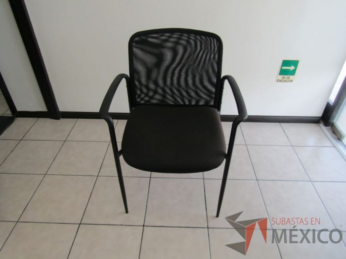 Lote 007 - 4 Sillas de visita color negro asiento de tela y respaldo de malla