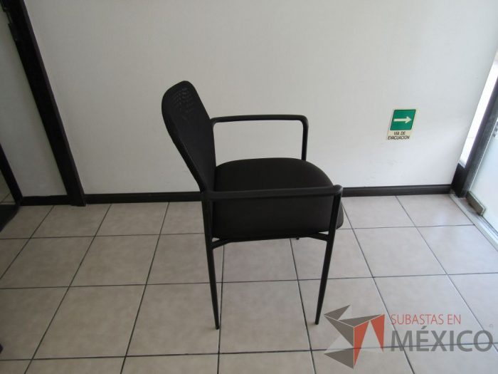 Lote 007 - 4 Sillas de visita color negro asiento de tela y respaldo de malla - Imagen 4
