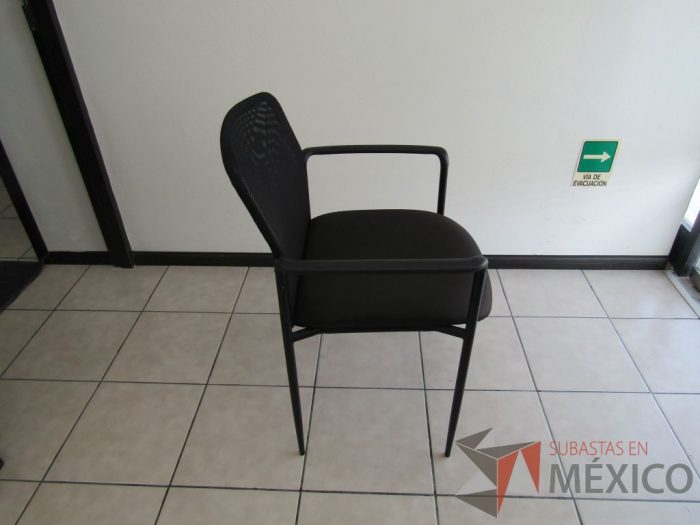 Lote 007 - 4 Sillas de visita color negro asiento de tela y respaldo de malla - Imagen 5