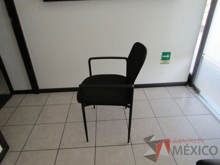 Lote 007 - 4 Sillas de visita color negro asiento de tela y respaldo de malla - Imagen 6