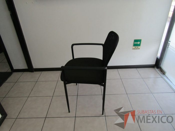 Lote 007 - 4 Sillas de visita color negro asiento de tela y respaldo de malla - Imagen 7