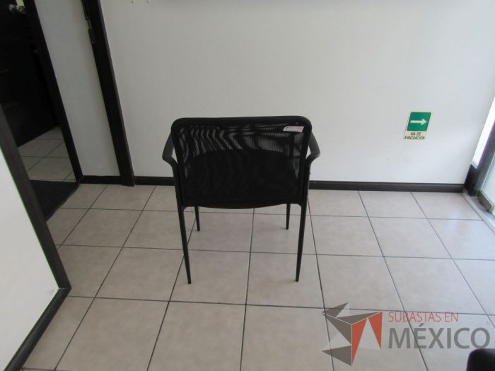 Lote 007 - 4 Sillas de visita color negro asiento de tela y respaldo de malla - Imagen 8