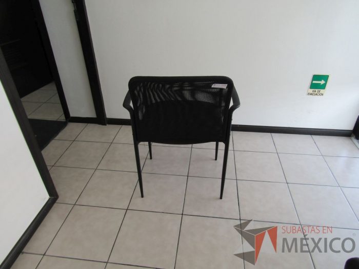 Lote 007 - 4 Sillas de visita color negro asiento de tela y respaldo de malla - Imagen 9