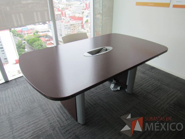 Lote 155 - Mesa de sala de juntas para 6 personas con accesorios para conexión y cubierta color café. - Imagen 3