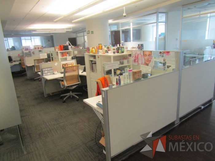 Lote 071 - Estación de trabajo para 8 personas de mampara baja con 8 gabinetes altos metálicos color blanco - Imagen 3