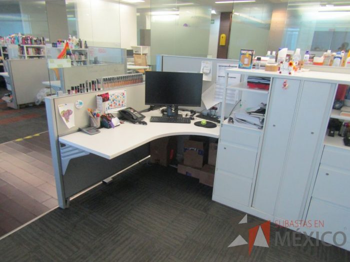 Lote 071 - Estación de trabajo para 8 personas de mampara baja con 8 gabinetes altos metálicos color blanco - Imagen 9