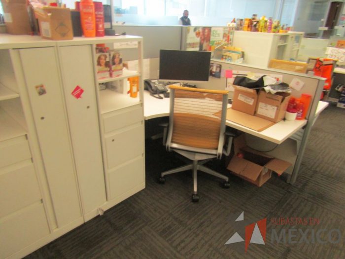 Lote 071 - Estación de trabajo para 8 personas de mampara baja con 8 gabinetes altos metálicos color blanco - Imagen 14
