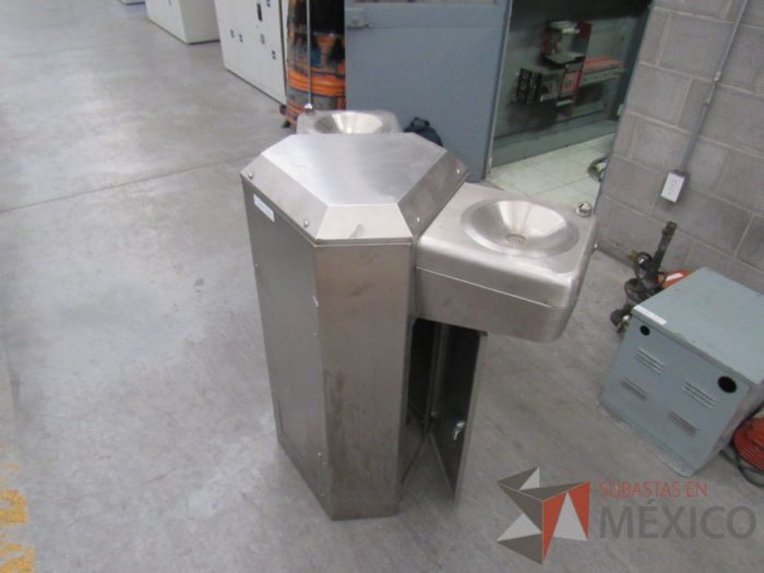 Lote 026 - 3 bases para bebedero metálico de 2 posiciones y espacio para botellas - Imagen 7