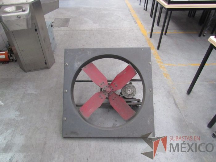 Lote 027 - Extractor de  Aire metálico con aspas color rojo