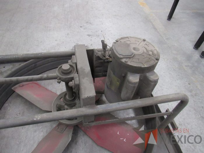 Lote 027 - Extractor de  Aire metálico con aspas color rojo - Imagen 7