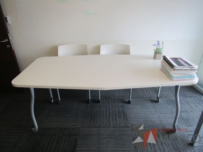 Lote 023 - Mesa de trabajo con 4 patas metálicas, ruedas y cubierta color blanco. - Imagen 3
