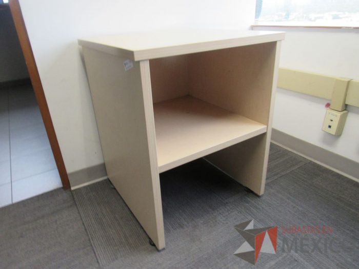 Lote 027 - Mesa de apoyo con 1 entrepaño color madera - Imagen 3
