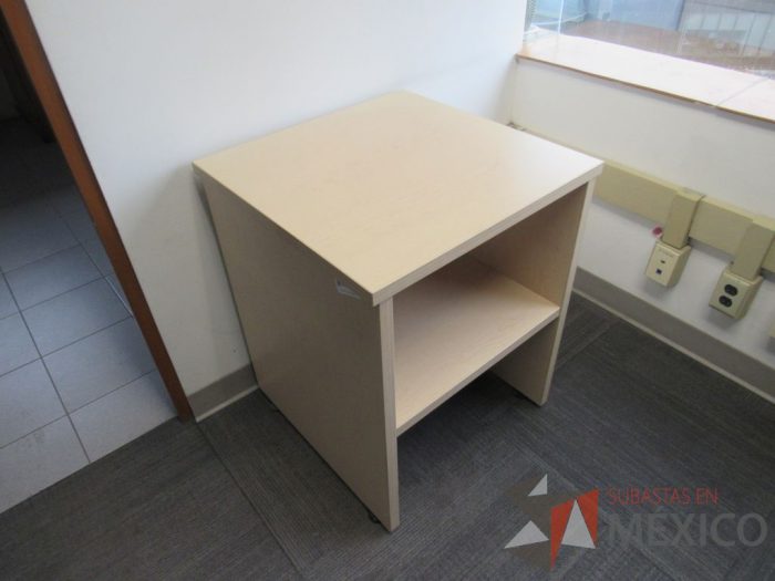 Lote 027 - Mesa de apoyo con 1 entrepaño color madera - Imagen 4