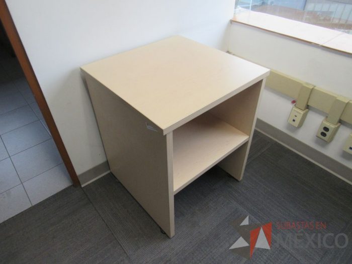 Lote 027 - Mesa de apoyo con 1 entrepaño color madera - Imagen 5
