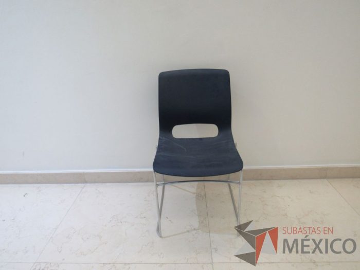 Lote 031 - 5 Sillas de visita con base metálica, asiento y respaldo liso color azul - Imagen 2