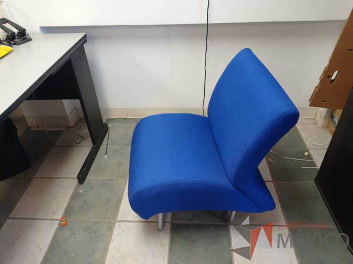 Lote 026 - Sillón de 1 plaza con 4 patas metálicas, asiento y respaldo color azul - Imagen 5