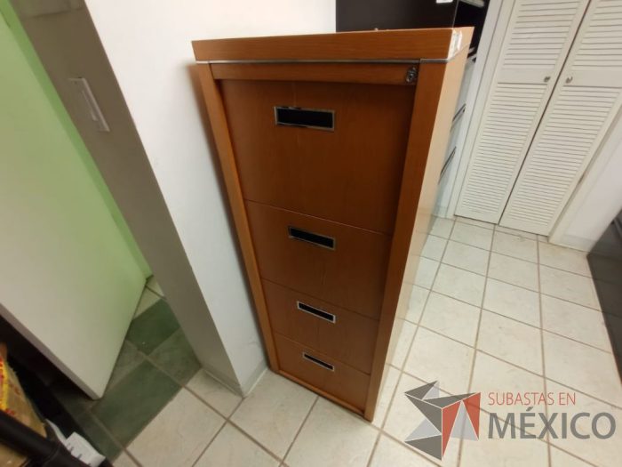 Lote 028 - Archivero vertical alto con 4 cajones color madera - Imagen 2