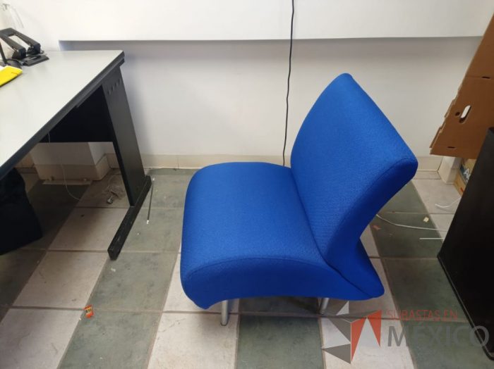 Lote 026 - Sillón de 1 plaza con 4 patas metálicas, asiento y respaldo color azul - Imagen 3