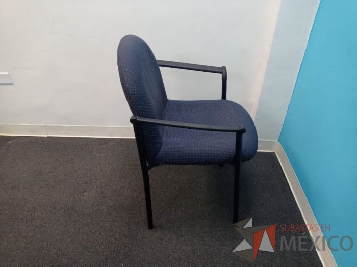 Lote 019 - Silla de visita con 4 patas metálicas con descansa brazos, asiento y respaldo en tela color azul - Imagen 2