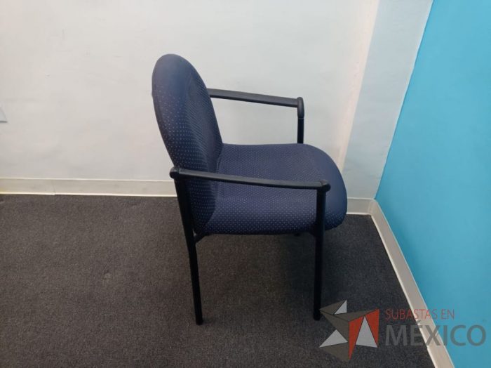 Lote 019 - Silla de visita con 4 patas metálicas con descansa brazos, asiento y respaldo en tela color azul - Imagen 4
