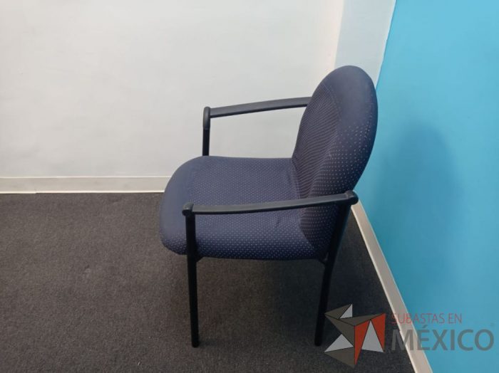 Lote 019 - Silla de visita con 4 patas metálicas con descansa brazos, asiento y respaldo en tela color azul - Imagen 5