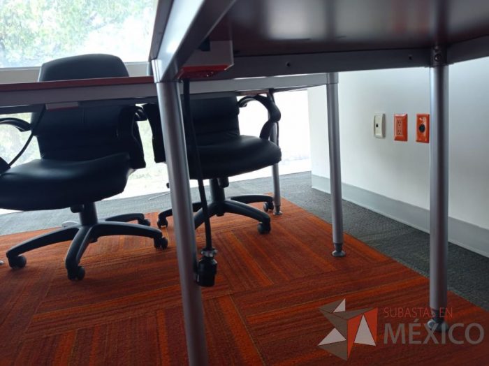 Lote 001 - Mesa de trabajo, estructura metálica y cubierta color madera - Imagen 2