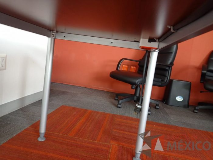 Lote 001 - Mesa de trabajo, estructura metálica y cubierta color madera - Imagen 3