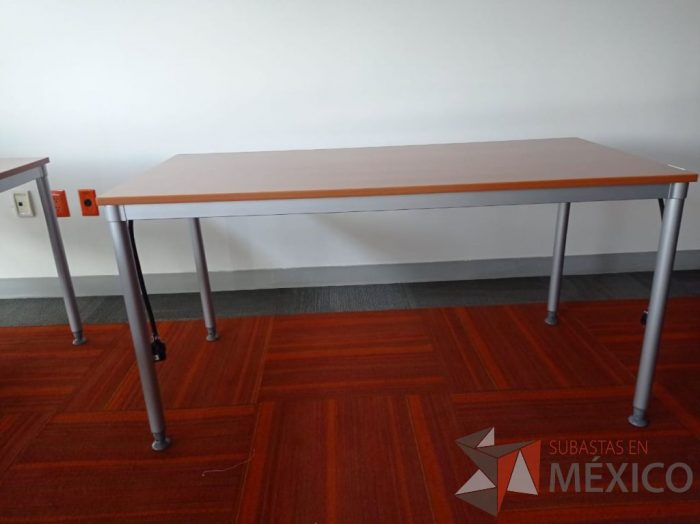 Lote 001 - Mesa de trabajo, estructura metálica y cubierta color madera - Imagen 4