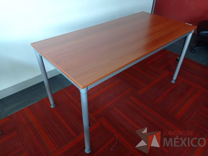 Lote 001 - Mesa de trabajo, estructura metálica y cubierta color madera - Imagen 5