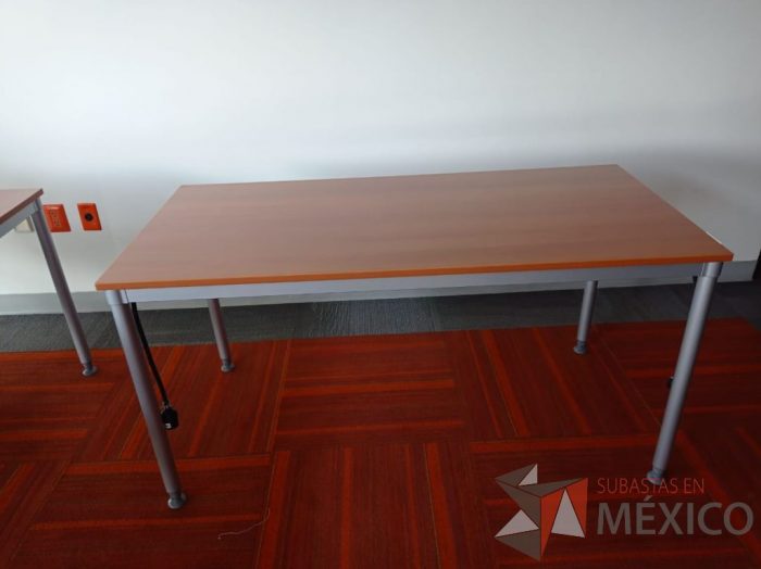 Lote 001 - Mesa de trabajo, estructura metálica y cubierta color madera