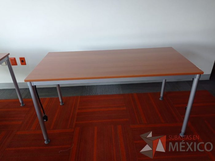 Lote 001 - Mesa de trabajo, estructura metálica y cubierta color madera - Imagen 7