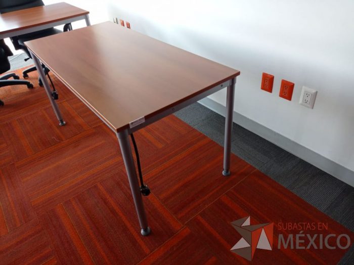 Lote 001 - Mesa de trabajo, estructura metálica y cubierta color madera - Imagen 9