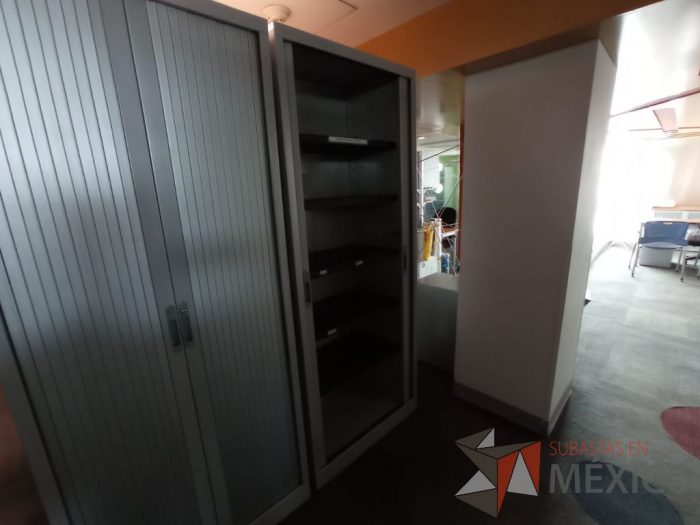 Lote 003 - Gabinete alto metálico con 2 puertas corredizas color gris - Imagen 2