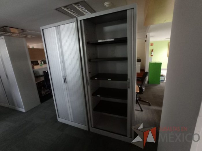 Lote 003 - Gabinete alto metálico con 2 puertas corredizas color gris - Imagen 3