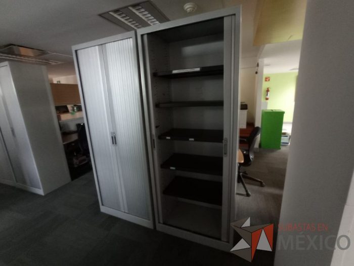 Lote 003 - Gabinete alto metálico con 2 puertas corredizas color gris - Imagen 4
