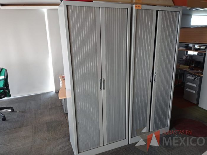 Lote 003 - Gabinete alto metálico con 2 puertas corredizas color gris