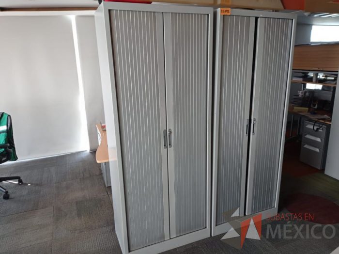 Lote 003 - Gabinete alto metálico con 2 puertas corredizas color gris - Imagen 6