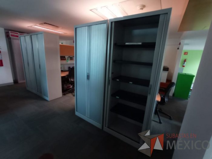 Lote 003 - Gabinete alto metálico con 2 puertas corredizas color gris - Imagen 7