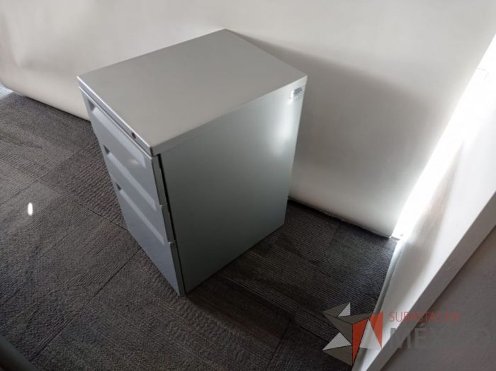 Lote 010 - Mesa de trabajo para 1 persona, estructura de metal y cubierta color café, y con archivero vertical de 3 cajones - Imagen 2