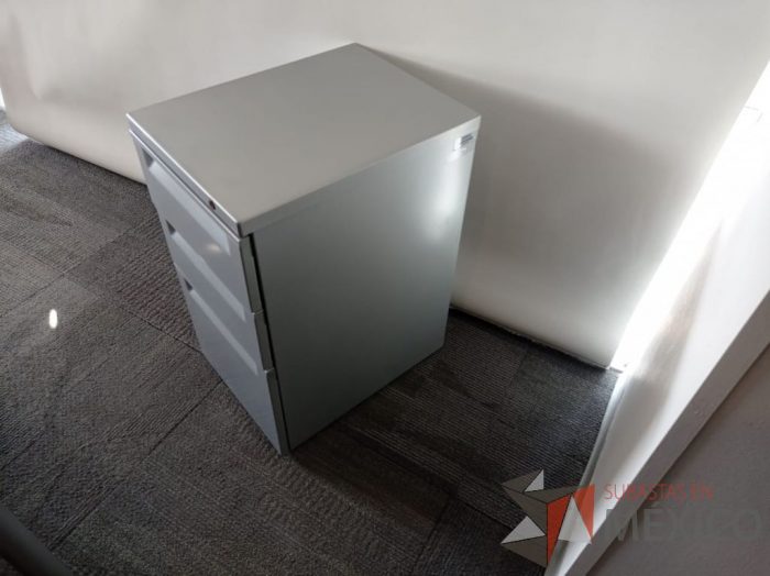 Lote 010 - Mesa de trabajo para 1 persona, estructura de metal y cubierta color café, y con archivero vertical de 3 cajones - Imagen 4