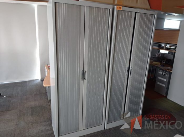 Lote 003 - Gabinete alto metálico con 2 puertas corredizas color gris - Imagen 8