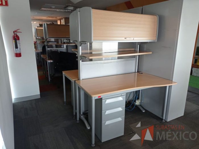 Lote 002 - Estación de trabajo para 2 personas con archivero vertical, mampara con 2 gavetas con puerta corrediza y 2 repisas - Imagen 11