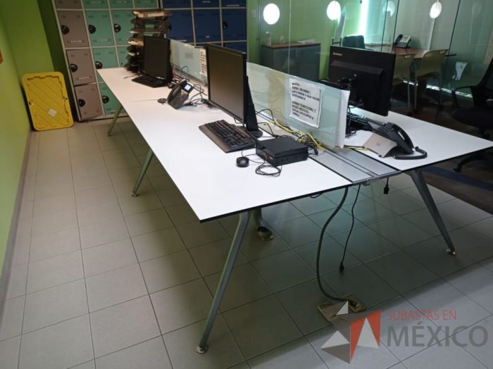 Lote 006 - Estación de trabajo para 4 personas, base métalica, cubierta color blanco y división de vidrio - Imagen 3