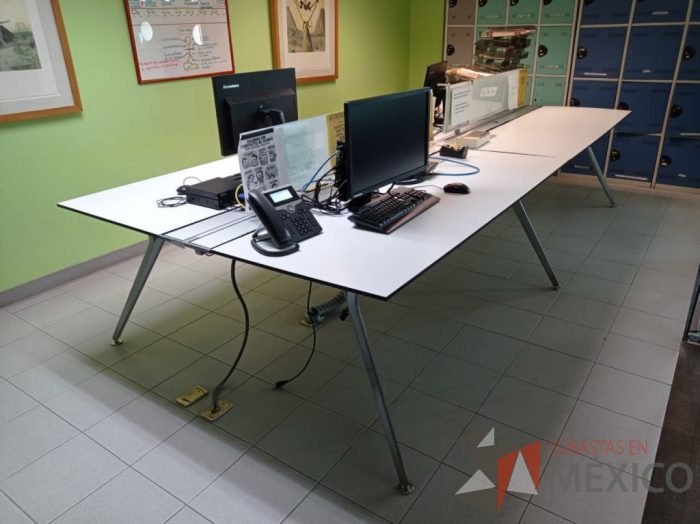 Lote 006 - Estación de trabajo para 4 personas, base métalica, cubierta color blanco y división de vidrio - Imagen 5