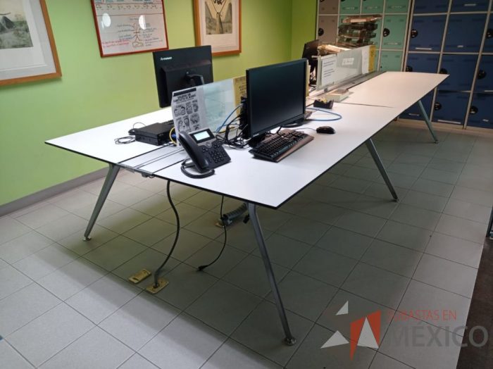 Lote 006 - Estación de trabajo para 4 personas, base métalica, cubierta color blanco y división de vidrio
