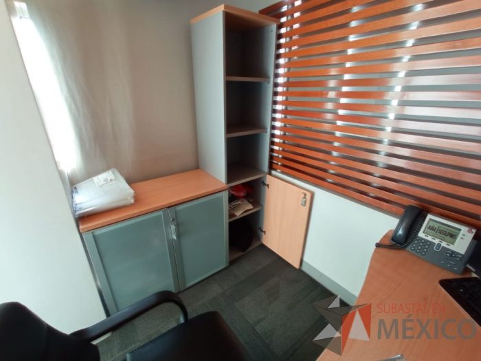 Lote 004 - Mesa de trabajo, gabinete de 2 puertas de cristal y archivero de 3 cajones - Imagen 2