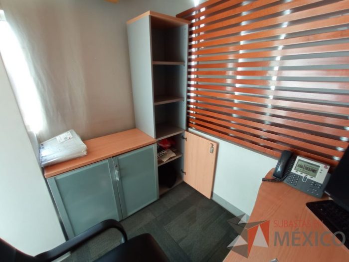 Lote 004 - Mesa de trabajo, gabinete de 2 puertas de cristal y archivero de 3 cajones - Imagen 3