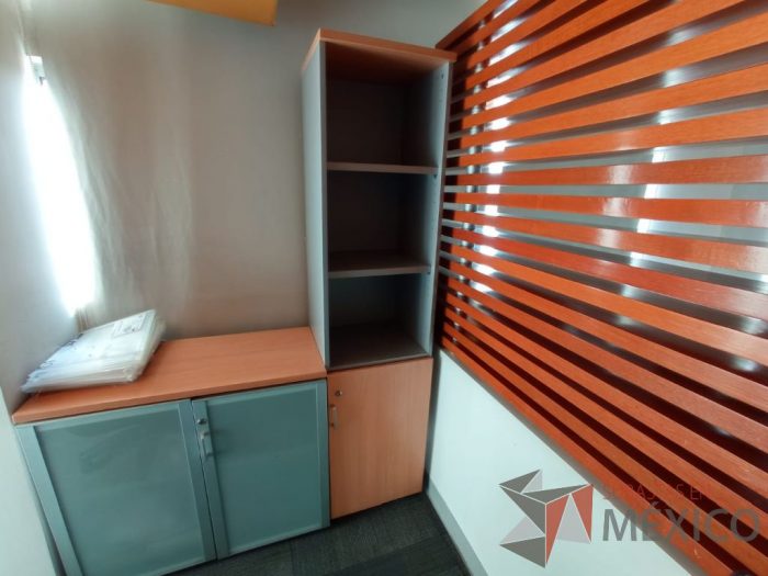 Lote 004 - Mesa de trabajo, gabinete de 2 puertas de cristal y archivero de 3 cajones - Imagen 4